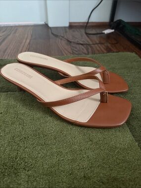 Cushionaire Women's Tan Kitten Heel Thong Sandals